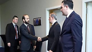 El ministro de Asuntos Exteriores de Azerbaiyán, Jeyhun Bayramov, y el ministro de Asuntos Exteriores de Armenia, Ararat Mirzoyan 