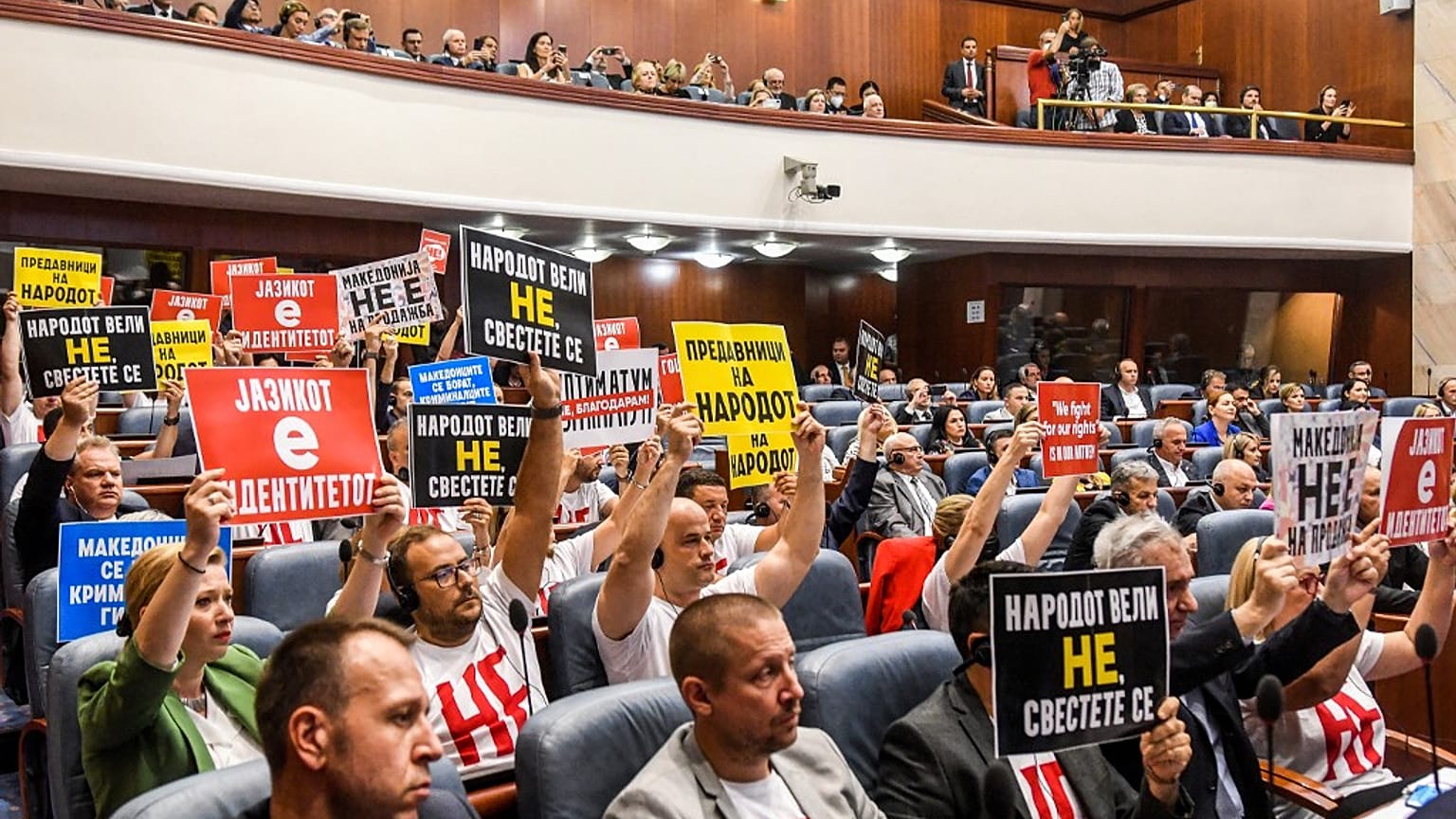 Makedon muhalif vekiller anlaşmayı protesto etmişti 