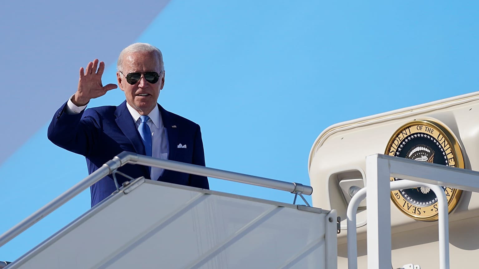 US-Präsident Biden besteigt auf dem Flughafen Dschiddah den Flieger