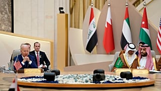 ولي العهد محمد بن سلمان والرئيس الأميركي جو بايدن خلال القمة العربية في جدة 