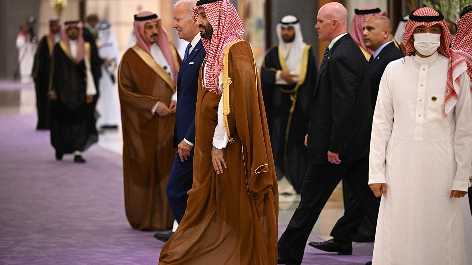 الرئيس الأمريكي جو بايدن وولي العهد السعودي الأمير محمد بن سلمان خلال اجتماع "دول مجلس التعاون الخليجي" في جدة بالمملكة العربية السعودية.