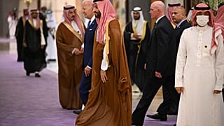 الرئيس الأمريكي جو بايدن وولي العهد السعودي الأمير محمد بن سلمان خلال اجتماع "دول مجلس التعاون الخليجي" في جدة بالمملكة العربية السعودية.