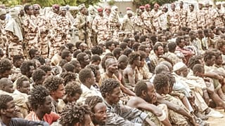 مجموعة من المتمردين الذين تم أسرهم من جبهة التغيير والوفاق بتشاد مع أسلحتهم وسياراتهم المصادرة في مقر الجيش التشادي في نجامينا- مايو 2021