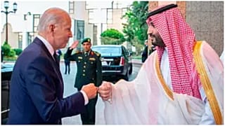 بايدن يصافح ولي العهد الأمير محمد بن سلمان بقبضة اليد- 15 تموز 2022