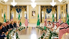 جو بايدن في جلسة مع ولي العهد السعودي الأمير محمد بن سلمان في قصر آل سلمان الملكي، 15 يوليو 2022، في جدة.