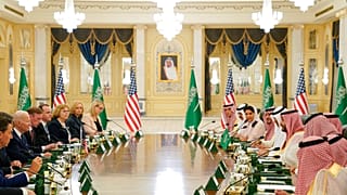 جو بايدن في جلسة مع ولي العهد السعودي الأمير محمد بن سلمان في قصر آل سلمان الملكي، 15 يوليو 2022، في جدة.