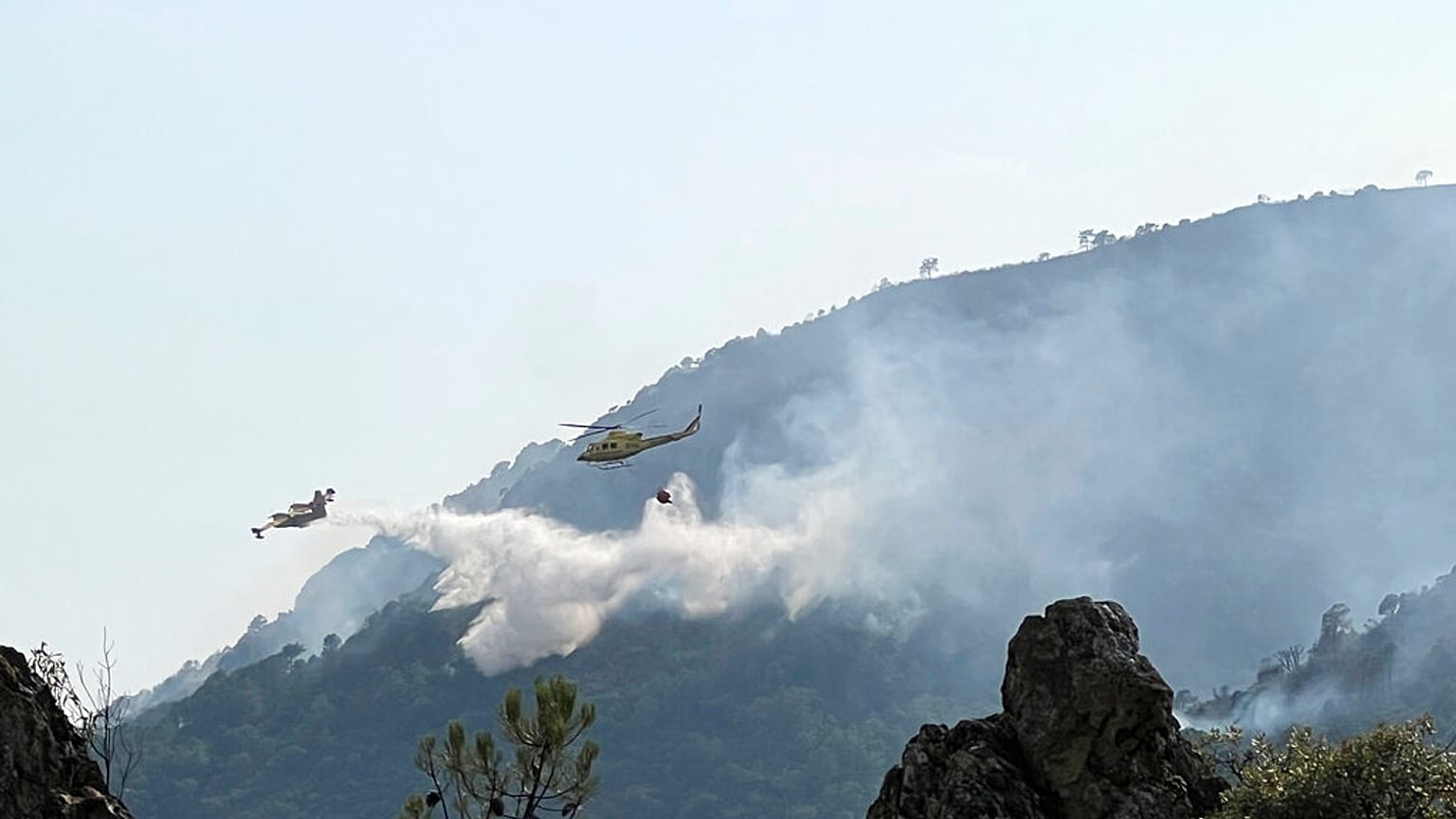 Aeronaves combaten el incendio de Monsagro en Salamanca