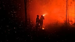 Bomberos luchan contra las llamas en Gironda, en el suroeste de Francia