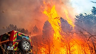 Пожарные борются с огнём во Франции