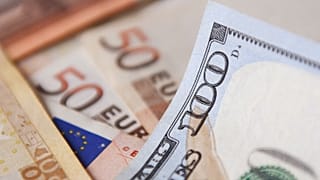 عملات ورقية من فئة 50 يورو و100 دولار