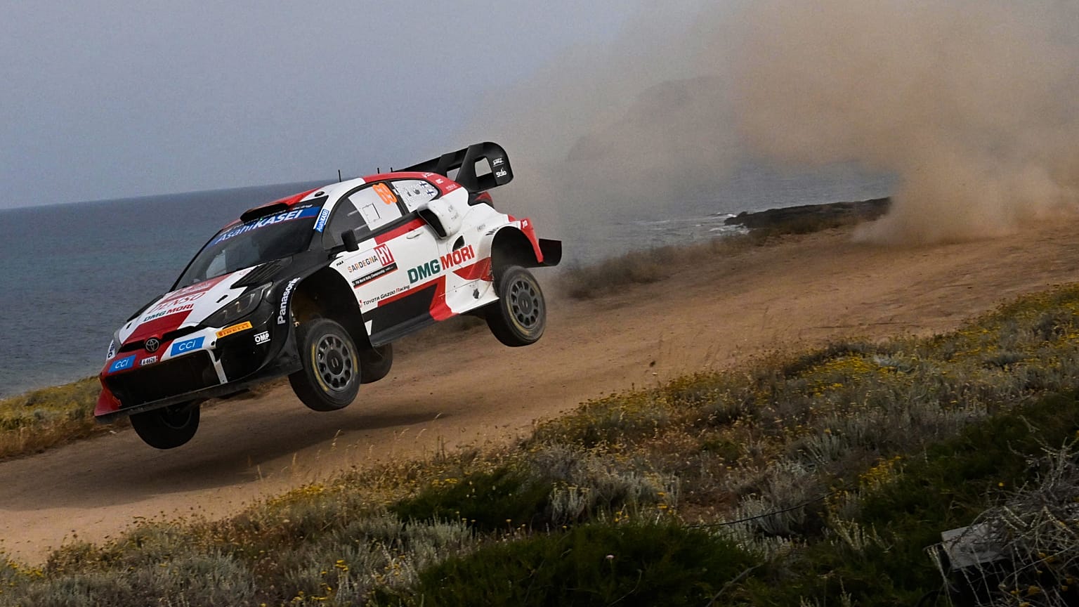 Kalle Rovanpera au volant de sa Toyota au rallye de Sardaigne 2022. 