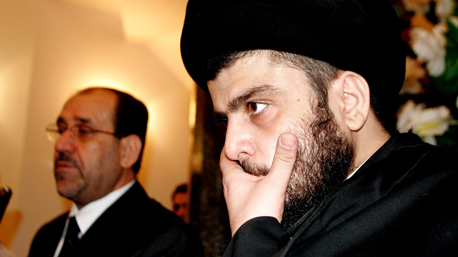رئيس الوزراء العراقي السابق نوري المالكي ورجل الدين الشيعي مقتدى الصدر خلال اجتماع في النجف