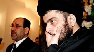رئيس الوزراء العراقي السابق نوري المالكي ورجل الدين الشيعي مقتدى الصدر خلال اجتماع في النجف