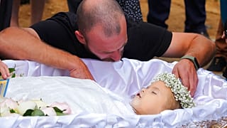 Lizas Vater am offenen Sarg seiner Tochter Liza (4)