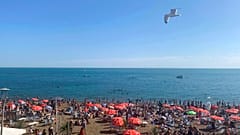 Menschen am Strand von Brighton, England