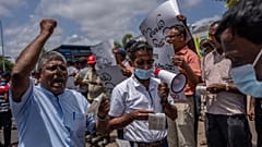 Des représentants syndicaux et des militants lors d'une manifestation contre le président par intérim du Sri Lanka, Ranil Wickremesinghe, à Colombo, lundi 18 juillet 2022.