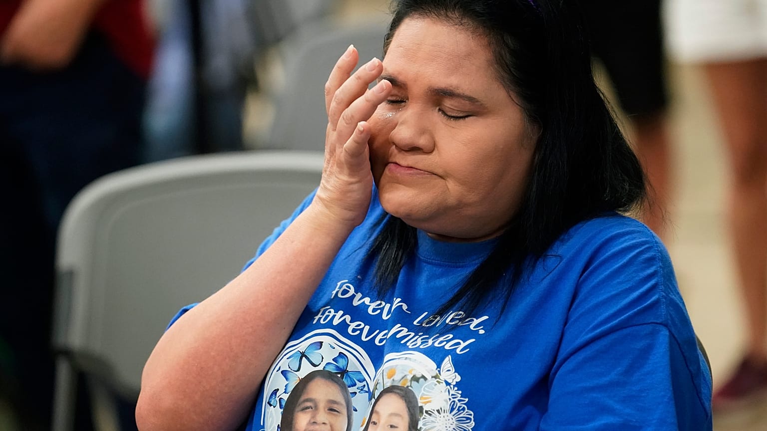 Leticia Cobarrubia, tante de deux victimes, essuie ses larmes en écoutant la commission d'enquête de la Chambre des représentants du Texas dimanche 17 juillet 2022.
