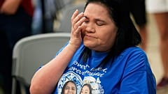 Leticia Cobarrubia, tante de deux victimes, essuie ses larmes en écoutant la commission d'enquête de la Chambre des représentants du Texas dimanche 17 juillet 2022.