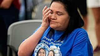 Leticia Cobarrubia, tante de deux victimes, essuie ses larmes en écoutant la commission d'enquête de la Chambre des représentants du Texas dimanche 17 juillet 2022.