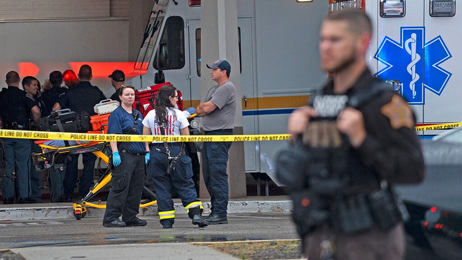 Sanitäter am Tatort in Greenwood, USA