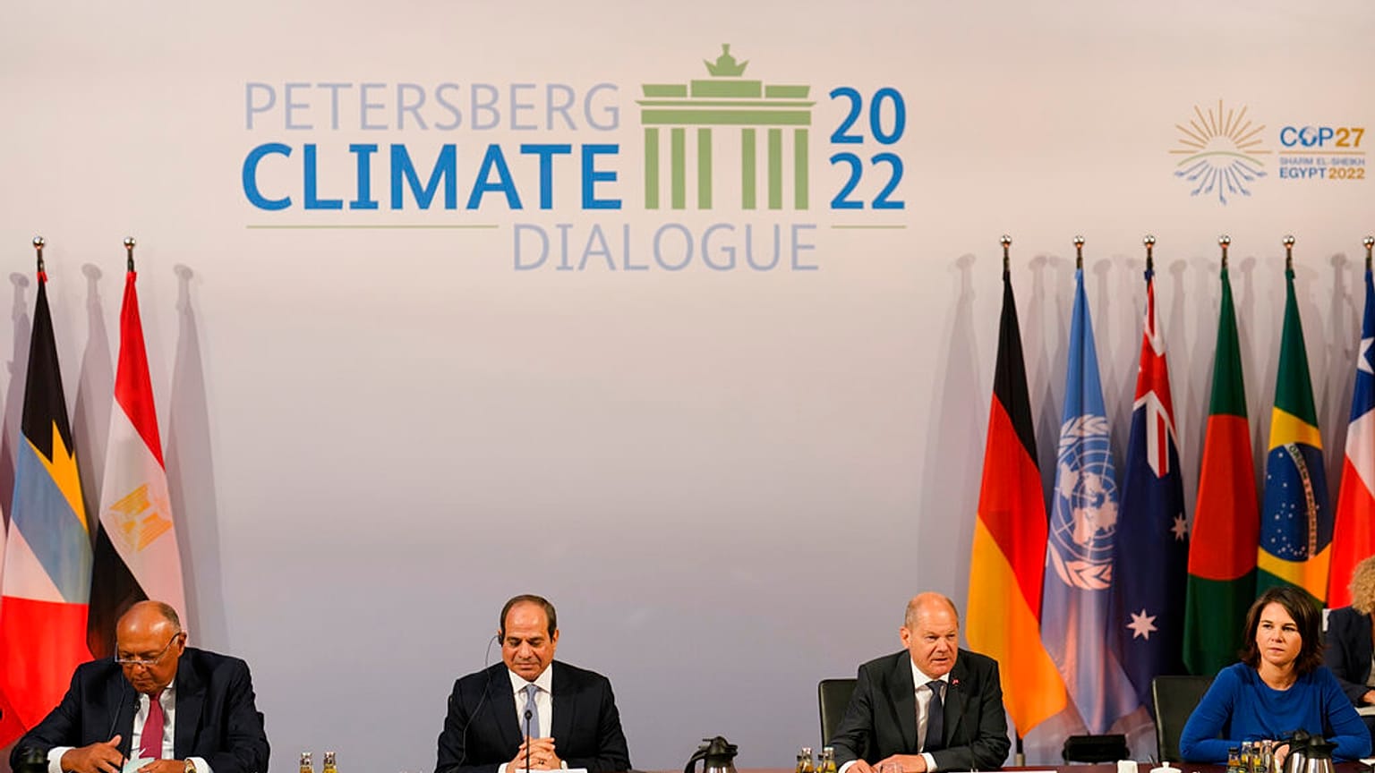 Al centro il presidente egiziano e il cancelliere tedesco. Ai lati i loro ministri degli Esteri