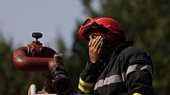 Erschöpfter Feuerwehrmann nahe Louchats in der Gironde im Südwesten Frankreichs (17.7.2022)