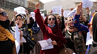 Taliban'ın iktidarı ele geçirmesinin ardından "kadın hakları" talebiyle Kabil'de gösteri düzenleyen kadınlar (3 Eylül 2021)