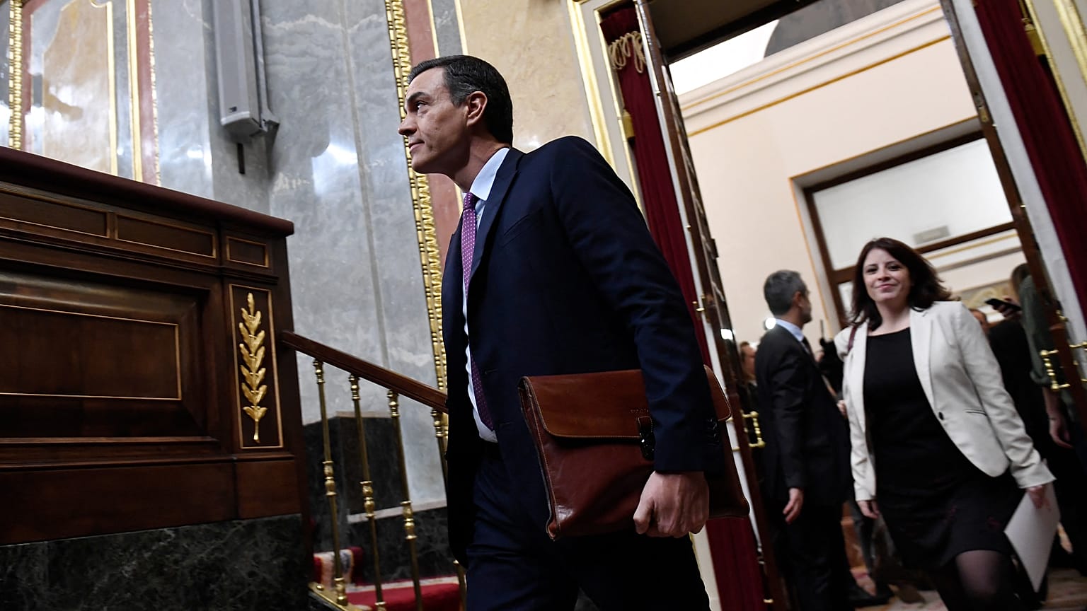 Adriana Lastra y el presidente del Gobierno español y líder del PSOE, Pedro Sánchez en el Congreso