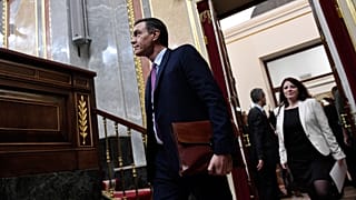 Adriana Lastra y el presidente del Gobierno español y líder del PSOE, Pedro Sánchez en el Congreso