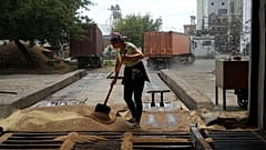 Eine Frau arbeitet in einem ukrainischen Getreidesilo