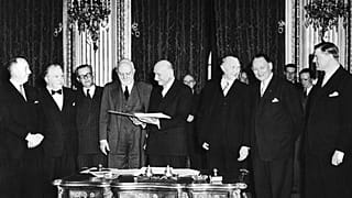 La nascita della CECA, la Comunità europea del carbone e dell'acciaio.