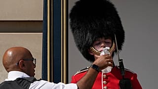 A londoni Buckingham palota őrét itatják július 18-án. Londonban aznap 40 Celsius fokot mértek.
