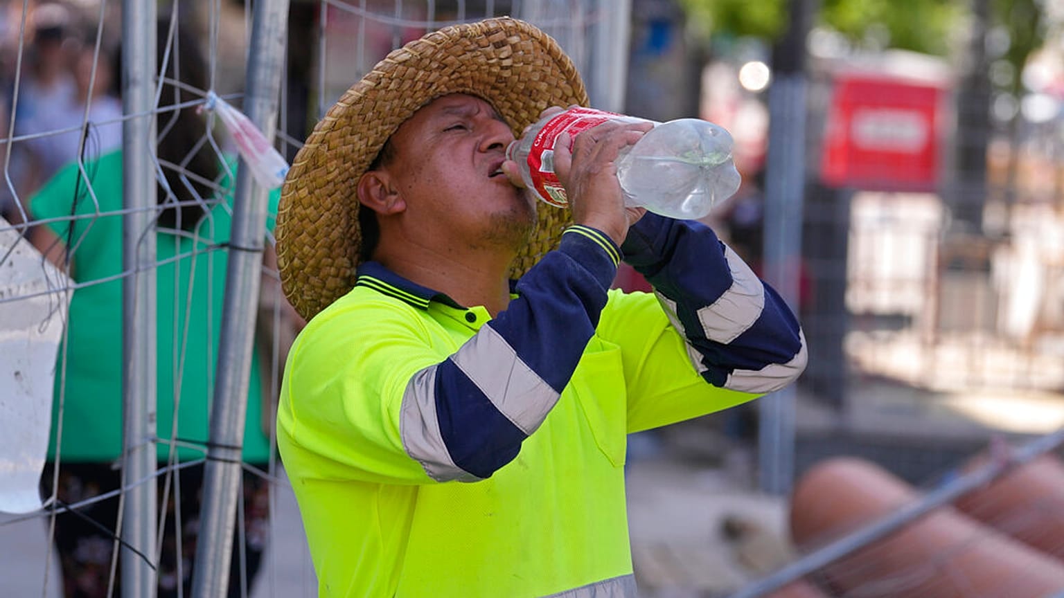 Calor extremo dificulta trabalhos na rua em Madrid