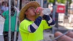 Calor extremo dificulta trabalhos na rua em Madrid