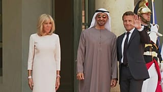 الرئيس الفرنسي ايمانويل ماكرون يستقبل رئيس الإمارات الشيخ محمد بن زايد آل نهيان في قصر الإليزيه بباريس.
