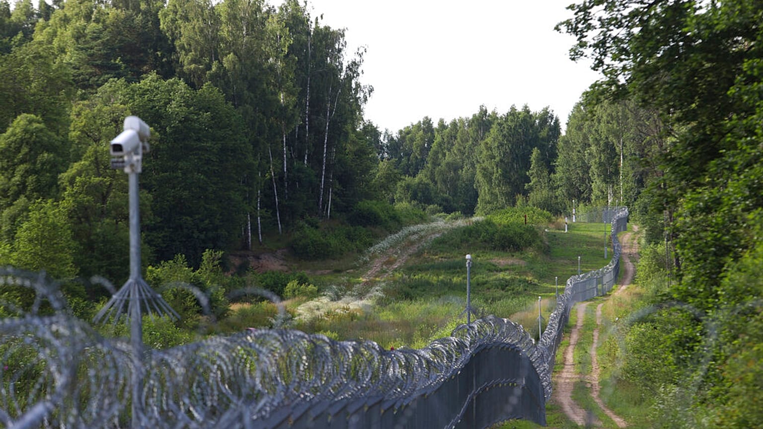 Alambre de espino en la frontera entre Lituania y el enclave ruso de Kaliningrado, cerca de Zerdziny, Polonia 7/7/2022