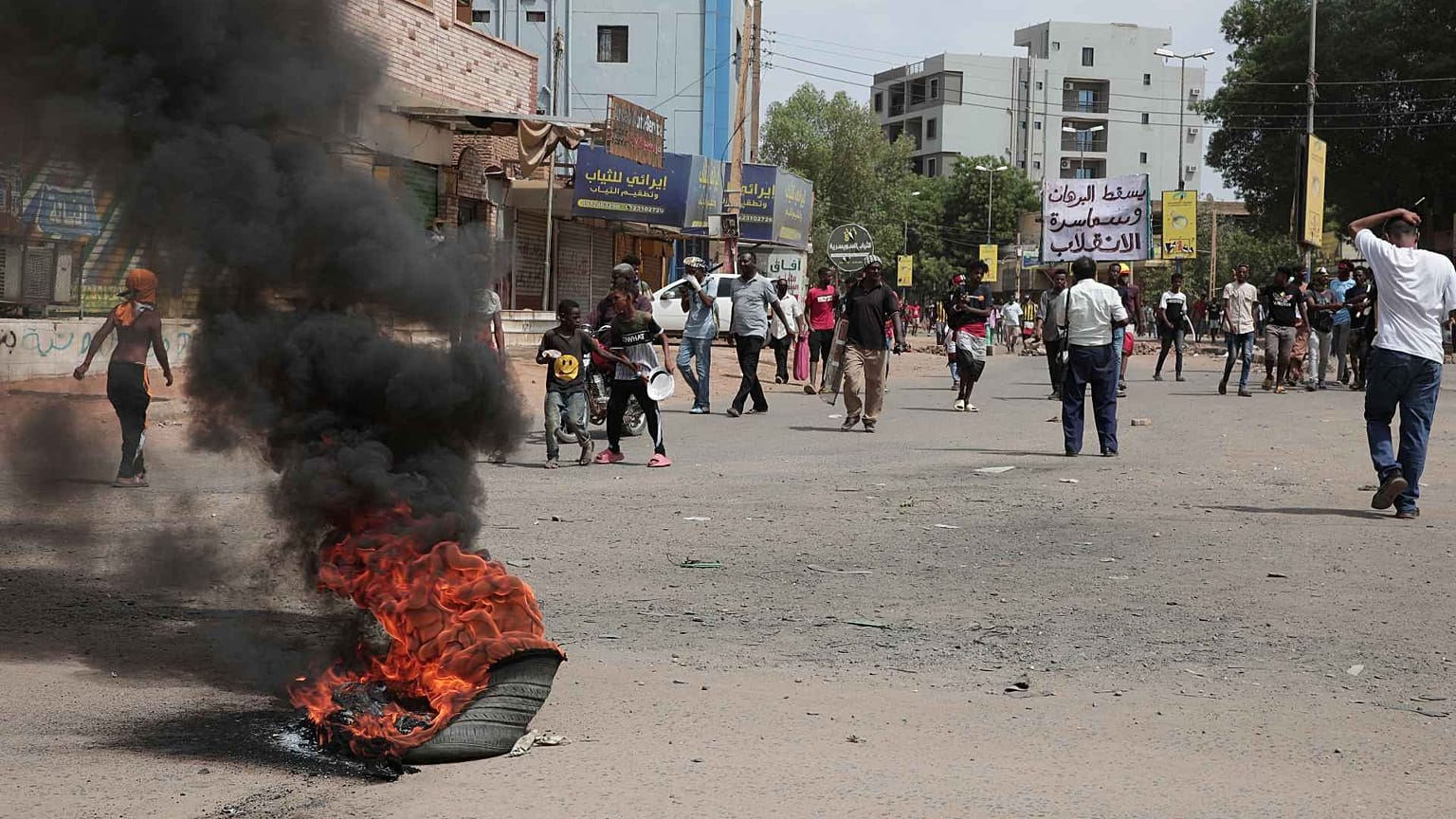 متظاهرون سودانيون يخرجون إلى الشوارع في الخرطوم، يطالبون بالحكم المدني وينددون بالحكم العسكري، السودان، الأحد 17 يوليو 2022