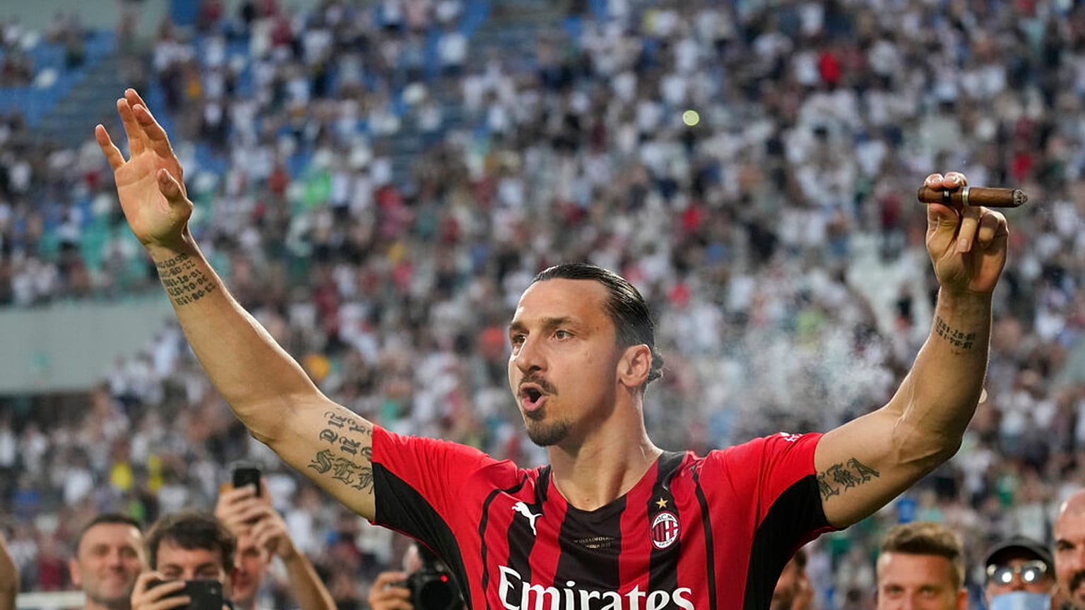 Zlatan Ibrahimovic renueva por un año con el AC Milan