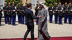 استقبال امانوئل ماکرون، رئیس‌جمهور فرانسه از محمد بن زاید، رئیس امارات عربی متحده در الیزه