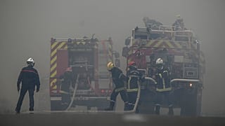 Feuerwehleute in Louchats nahe Landiras in der Gironde