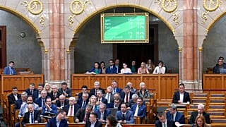 Az Alaptörvény 11. módosításáról szóló szavazás eredménye a kijelzőn az Országgyűlésben