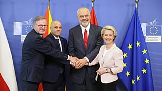 Avrupa Komisyonu Başkanı Ursula von der Leyen (sağda), Arnavutluk Başbakanı Edi Rama (sağ 2) ve Kuzey Makedonya Başbakanı Dimitar Kovacevski ile Brüksel'de buluştu