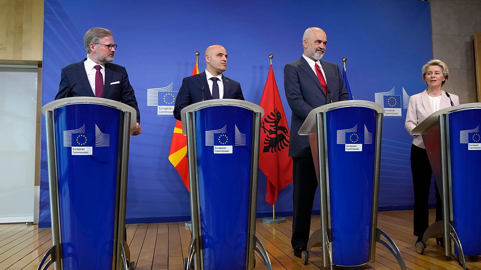 La présidente de la Commission européenne et les Premiers ministres albanais, nord-macédonien et tchèque (de droite à gauche)