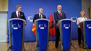 La présidente de la Commission européenne et les Premiers ministres albanais, nord-macédonien et tchèque (de droite à gauche)