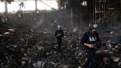 A UNESCO enviou para a Ucrânia equipamento de proteção como coletes e capacetes à prova de bala para os profissionais da comunicação social.