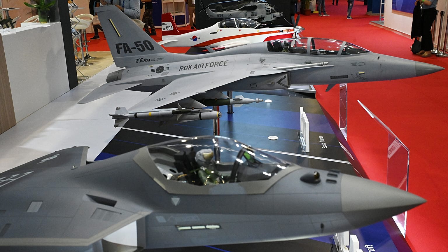 Güney Kore, yerli savaş uçağı KF-21'i başarılı bir şekilde test etti