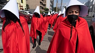 Des Péruviennes réalisant une performance basée sur la série "The Handsmaid's Tale" pour attirer l'attention de Michelle Bachelet, à Lima, le 18 juillet 2022.