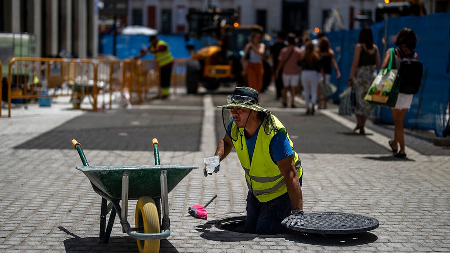 Ισπανός τεχνίτης εργάζεται εν καιρώ καύσωνα