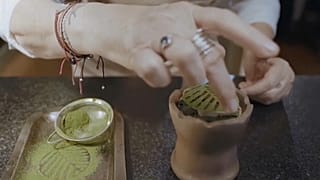 Leonor Espinosa, chef colombiana y Mejor Chef Femenina del Mundo 2022, cocinando un platillo