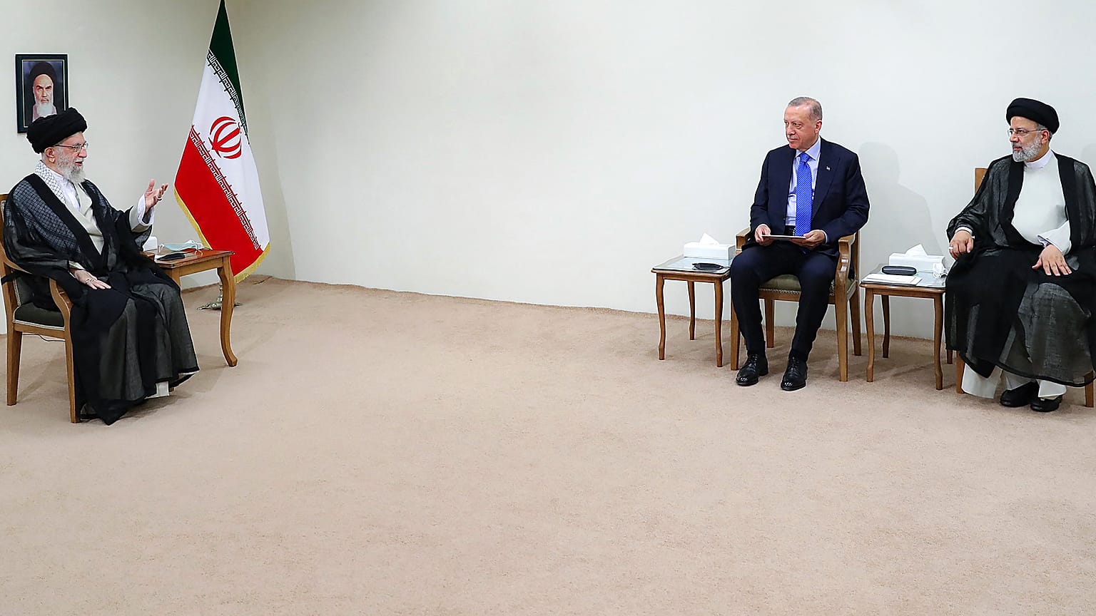 المرشد الأعلى للجمهورية الإسلامية آية الله علي خامنئي يستقبل الرئيس الإيراني إبراهيم رئيسي والرئيس التركي رجب طيب أردوغان في طهران.